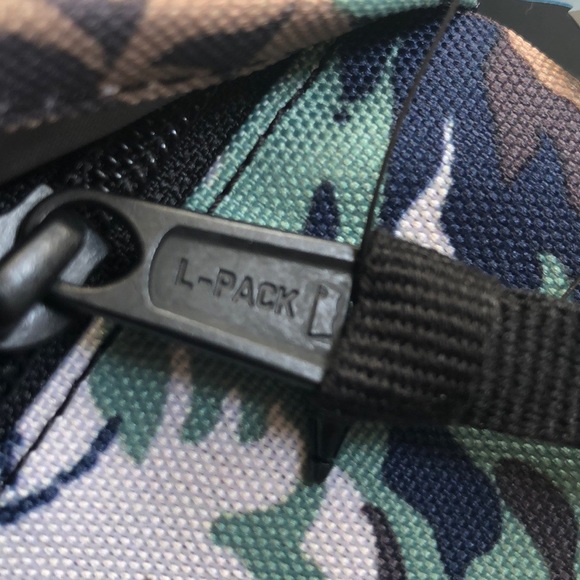 LEVI’S 14” LAPTOP CAMOUFLAGE BACKPACK - Picture 8 of 15